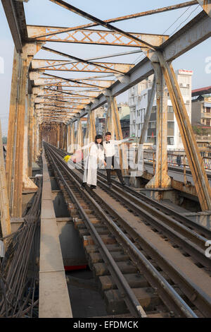 Matura in posa per le fotografie del vostro matrimonio su lunghi Bien ponte ferroviario a Hanoi Vietnam Foto Stock