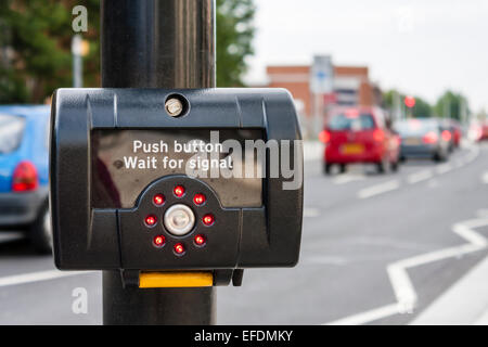 Attraversamento pedonale luci rosse di attendere per il segnale. Foto Stock