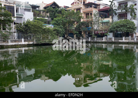 Resti del bombardiere affondata in Huu Tiep o B52 Lago di Hanoi, Vietnam Foto Stock