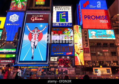 OSAKA, Giappone - 24 novembre: l'uomo Glico luce billboard e altra luce visualizza il 24 novembre 2014 in Dontonbori, Namba Osa Foto Stock