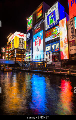 OSAKA, Giappone - 24 novembre: l'uomo Glico luce billboard e altra luce visualizza il 24 novembre 2014 in Dontonbori, Namba Osa Foto Stock