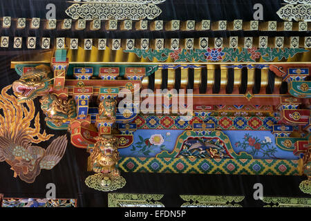 Close-up del Periodo Momoyama decorazioni, Kunozan Tosho-go-sacrario scintoista, Mount Shizuhata, Shizuoka, Giappone Foto Stock