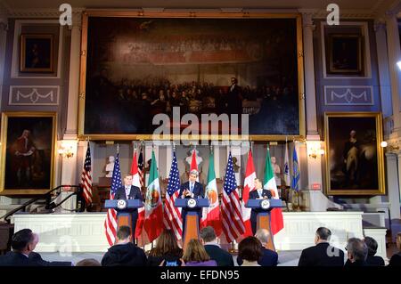 Il Segretario di Stato americano John Kerry indirizzi ai giornalisti durante una conferenza stampa congiunta con il Ministro degli esteri canadese John Baird e degli Esteri messicano JosŽ Segretario Antonio Meade in Faneuil Hall 31 Gennaio 2015 a Boston, Massachusetts. I tre stanno frequentando il North American riunione ministeriale. Foto Stock