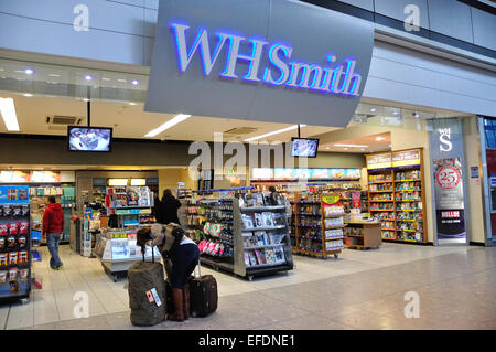 W.H.Smith shop presso il Terminal 5 di Heathrow Airport. London Borough of Hounslow, Greater London, England, Regno Unito Foto Stock