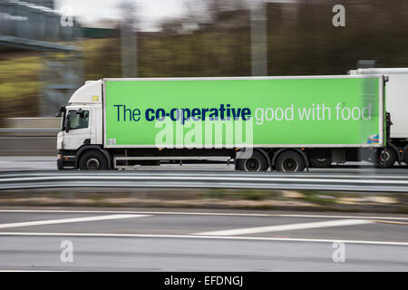 Un co-branded operativa autoarticolato voce verso ovest sulla M25 Autostrada vicino allo svincolo 26 in Essex, Regno Unito Foto Stock