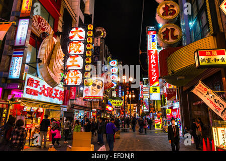 OSAKA - novembre 24: i turisti a Dotonbori strada a piedi su 24 Novembre 2014 di Osaka in Giappone. Dotonbori è uno dei principa Foto Stock