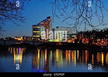 Putney Wharf Tower e il Tamigi al tramonto, Putney, London Borough of Hammersmith and Fulham, Greater London, England, United Kingdom Foto Stock