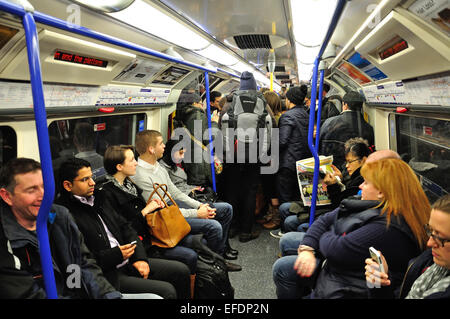Vista interna di una carrozza trafficata sulla metropolitana di Londra, Piccadilly Line, Greater London, Inghilterra, Regno Unito Foto Stock