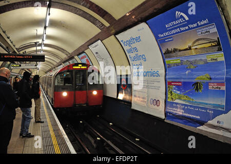 Treno della metropolitana di Londra che si avvicina alla stazione di Earl's Court sulla Piccadilly Line, Earl's Court, Greater London, England, United Kingdom Foto Stock