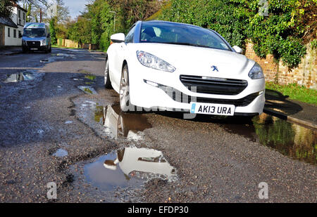 Wet buche in strada, Stanwell Moor, Surrey, England, Regno Unito Foto Stock