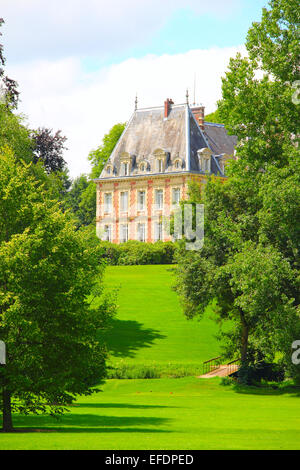 Bellissimo palazzo sulla collina del campo da golf a giornata di sole Foto Stock