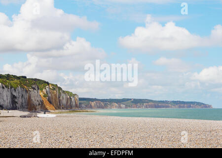 Scogliere lungo la costa e la spiaggia di ciottoli di Dieppe Foto Stock