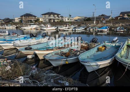 Linea di skiffs con arnesi da pesca e riflessioni, Naruto Harbour, l'isola di Shikoku, Giappone Foto Stock