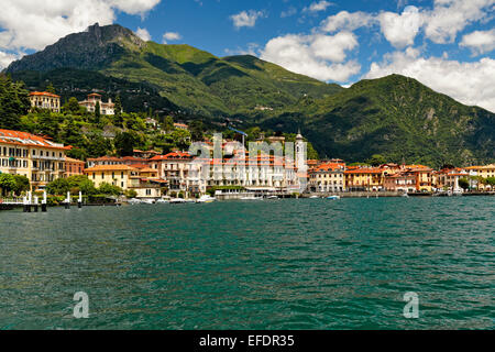 Basso angolo vista di una cittadina lacustre, Bellagio Lago di Como, Lombardia, Italia Foto Stock