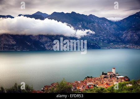 Angolo di Alta Vista di una città medievale e il castello su una collina, Malcesine, Lago di Garda, Veneto, Italia Foto Stock