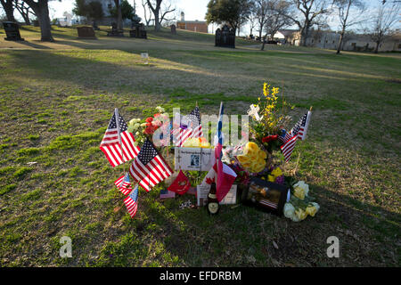 Austin, Texas, Stati Uniti d'America. Il 1 febbraio, 2015. Memorabilia adorna dello Stato del Texas tomba del cimitero di U.S. Navy Seal sniper Chris Kyle che morì nel 2013. Kyle, il più prolifico sniper nella storia degli Stati Uniti, è il soggetto del popolare film 'American Sniper'. Credito: Bob Daemmrich/Alamy Live News Foto Stock