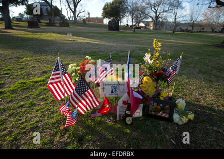 Austin, Texas, Stati Uniti d'America. Il 1 febbraio, 2015. Memorabilia adorna dello Stato del Texas tomba del cimitero di U.S. Navy Seal sniper Chris Kyle che morì nel 2013. Kyle, il più prolifico sniper nella storia degli Stati Uniti, è il soggetto del popolare film 'American Sniper'. Credito: Bob Daemmrich/Alamy Live News Foto Stock