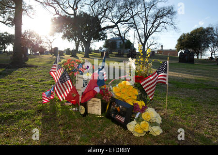 Austin, Texas, Stati Uniti d'America. Il 1 febbraio, 2015. Memorabilia adorna dello Stato del Texas tomba del cimitero di U.S. Navy Seal sniper Chris Kyle che morì nel 2013. Kyle, il più prolifico sniper nella storia degli Stati Uniti, è il soggetto del popolare film 'American Sniper'. Credito: Bob Daemmrich/Alamy Live News Foto Stock