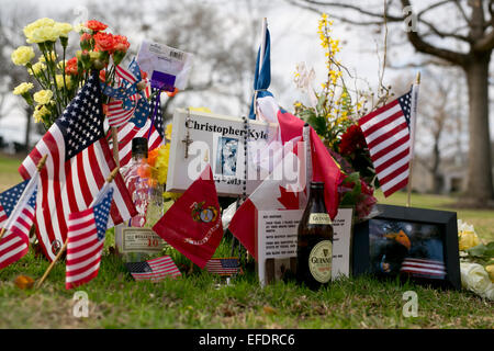 Austin, Texas, Stati Uniti d'America. Il 1 febbraio, 2015. Memorabilia adorna dello Stato del Texas tomba del cimitero di U.S. Navy Seal sniper Chris Kyle che morì nel 2013. Kyle, il più prolifico sniper nella storia degli Stati Uniti, è il soggetto del popolare film 'American Sniper'. Credito: Bob Daemmrich/Alamy Live News Foto Stock