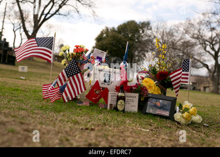 Austin, Texas, Stati Uniti d'America. Il 1 febbraio, 2015. Memorabilia adorna dello Stato del Texas tomba del cimitero di U.S. Navy Seal sniper Chris Kyle che morì nel 2013. Kyle, il più prolifico sniper nella storia degli Stati Uniti, è il soggetto del popolare film 'American Sniper'. Credito: Bob Daemmrich/Alamy Live News Foto Stock