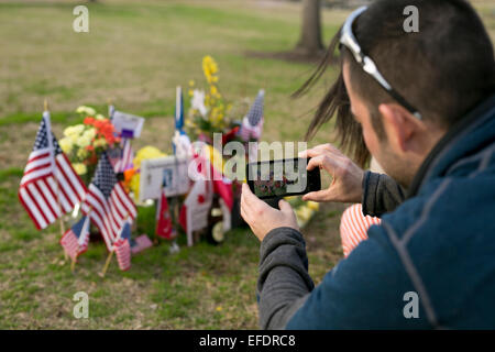 Austin, Texas, Stati Uniti d'America. Il 1 febbraio, 2015. Memorabilia adorna dello Stato del Texas tomba del cimitero di U.S. Navy Seal sniper Chris Kyle che morì nel 2013. Kyle, il più prolifico sniper nella storia degli Stati Uniti, è il soggetto del popolare film 'American Sniper'. Credito: Bob Daemmrich/Alamy Live News Foto Stock