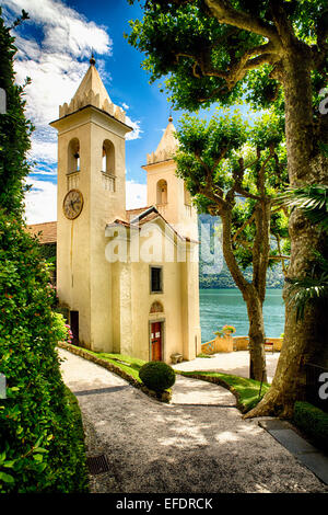 Basso angolo vista di una piccola cappella in un Giardino Villa Balbianello Lenno, Lago di Como, Lombardia, Italia Foto Stock