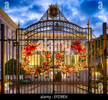 Vista ravvicinata di una cancellata in ferro battuto con decorazioni di vacanza, La Fortaleza, Old San Juan, Puerto Rico Foto Stock