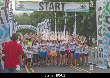 Emozionato Colour Run partecipanti aspettare la gara per iniziare il 26 luglio 2014 nel centro di Asheville Foto Stock