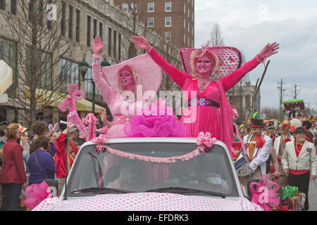 Due frilly costume ladies tutti in rosa con pelle di colore rosa, uno con la barba, ride e wave in Asheville NC Mardi Gras Parade Foto Stock