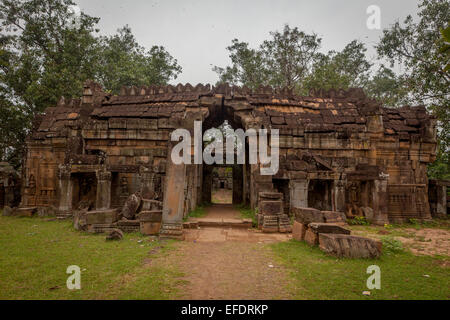 Cortile di fronte al tempio di Banteay Prey Nokor a Kampong Cham, Cambogia. Foto Stock