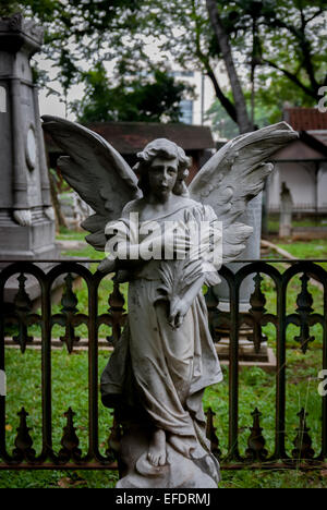 Statua di una figura di angelo alata al museo Taman Prasati (museo del parco commemorativo di pietra) a Jakarta, Indonesia. Foto Stock