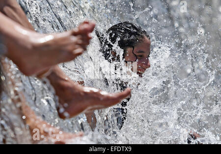 Piribebuy, Paraguay. Il 1° febbraio 2015. Turisti in raffreddare in una cascata nel complesso turistico di Pinamar, in Piribebuy città, Cordillera department, 80km da Asuncion, capitale del Paraguay, il 1 febbraio 2015. Secondo la stampa locale, Piribebuy città è attraversata da sette insenature che sono nato sulle colline vicine e è diventato una parte importante del circuito turistico del Paraguay per le sue attrazioni naturali. © Rene Gonzalez/Xinhua/Alamy Live News Foto Stock