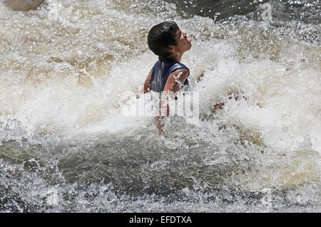 Piribebuy, Paraguay. Il 1° febbraio 2015. Un turista non si raffredda in acqua nel complesso turistico di Pinamar, in Piribebuy città, Cordillera department, 80km da Asuncion, capitale del Paraguay, il 1 febbraio 2015. Secondo la stampa locale, Piribebuy città è attraversata da sette insenature che sono nato sulle colline vicine e è diventato una parte importante del circuito turistico del Paraguay per le sue attrazioni naturali. © Rene Gonzalez/Xinhua/Alamy Live News Foto Stock