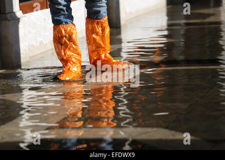 Venezia, Italia. Il 31 gennaio, 2015. Italia Meteo: persone con gli scarponi e i soffietti in Piazza San Marco a marea alta. Credito: FC Italia/Alamy Live News Foto Stock