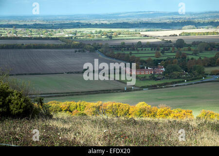 Una vista di un tipico paesaggio di Chiltern Aston Rowant verso il Lambert Arms pub metà distanza Foto Stock