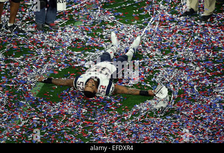 Glendale, Arizona, Stati Uniti. 01 feb 2015. New England Patriots fuori linebacker Jonathan Casillas #52 celebra in coriandoli dopo la vittoria del Super Bowl XLIX presso la University of Phoenix Stadium di Glendale, Az. Il New England Patriots battere i Seattle Seahawks 28-24. © Azione Sport Plus/Alamy Live News Foto Stock