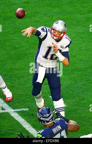 01 FEB 2015: New England Patriots Quarterback Tom Brady (12) durante il primo trimestre del Super Bowl XLIX. Il New England Patriots sconfitta dei Seattle Seahawks 28-24 nel Super Bowl XLIX presso la University of Phoenix Stadium di Glendale Arizona.New England Patriots Quarterback Tom Brady (12) è stato anche nominato il gioco MVP. Foto Stock