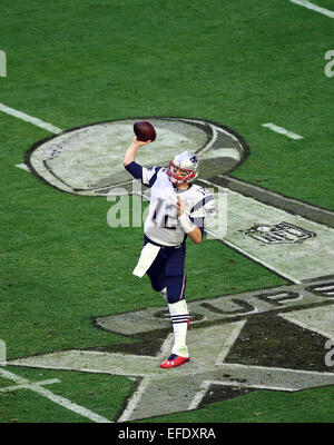 Glendale, Arizona, Stati Uniti. 01 feb 2015. New England Patriots quarterback Tom Brady #12 getta durante la prima metà del Super Bowl XLIX tra i Seattle Seahawks e il New England Patriots presso la University of Phoenix Stadium di Glendale, Az. © Azione Sport Plus/Alamy Live News Foto Stock