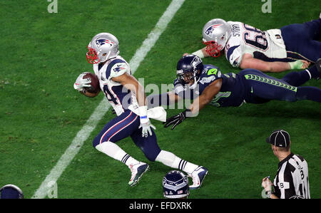 Glendale, Arizona, Stati Uniti. 01 feb 2015. New England Patriots running back Shane Vereen #34 costeggia Seattle Seahawks middle linebacker Bobby Wagner #54 durante la seconda metà del Super Bowl XLIX tra i Seattle Seahawks e il New England Patriots presso la University of Phoenix Stadium di Glendale, Az. Il New England Patriots battere i Seattle Seahawks 28-24. © Azione Sport Plus/Alamy Live News Foto Stock