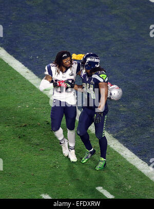 Glendale, Arizona, Stati Uniti. 01 feb 2015. New England Patriots running back Shane Vereen #34 e Seattle Seahawks running back Marshawn Lynch #24 si stringono la mano durante la seconda metà del Super Bowl XLIX tra i Seattle Seahawks e il New England Patriots presso la University of Phoenix Stadium di Glendale, Az. Il New England Patriots battere i Seattle Seahawks 28-24. © Azione Sport Plus/Alamy Live News Foto Stock
