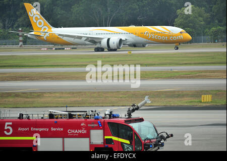 Singapore. 2° febbraio 2015. Foto scattata nel Febbraio 2, 2015 mostra Singapore's Scoot 'Dream Start' Boeing B787 Dreamliner in arrivo al Terminal 1 dell'Aeroporto Changi di Singapore. Scoot celebrato l arrivo del suo primo Boeing B787 Dreamliner aereo a Singapore il lunedì. © poi Chih Wey/Xinhua/Alamy Live News Foto Stock