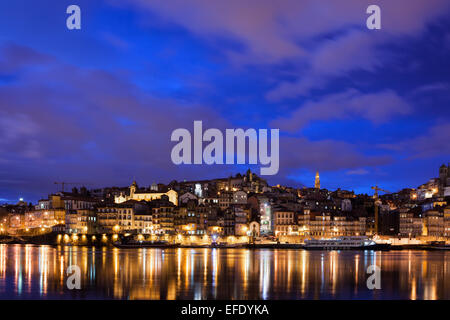 Città di Porto skyline notturno con la riflessione sul fiume Douro in Portogallo. Foto Stock