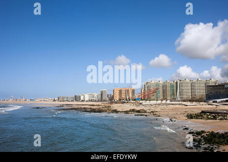 Matosinhos in Portogallo, skyline della città e la spiaggia dall'Oceano Atlantico. Foto Stock