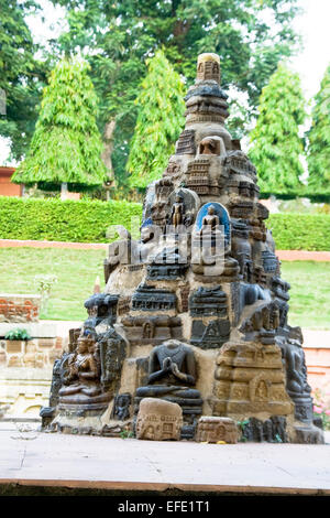 Conica pannello scultoreo al complesso del tempio di Mahabodhi a Bodhgaya,, Bihar, in India, Asia Foto Stock