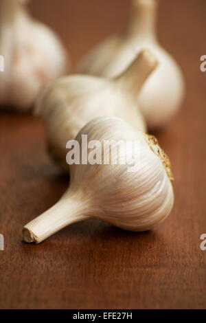 3 testa di aglio (allium sativum) sul tavolo di legno Foto Stock