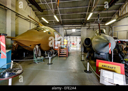 Naso e galli di RAF Handley Page Victor bombardiere e Blackburn Buccaneer, entrambi circa 1960, nel gancio del museo dell'aeroporto di Manston a Ramsgate. Foto Stock