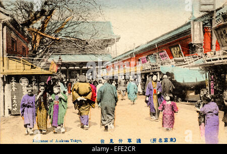 Giappone, Tokyo. Circa 1890-1910 cartolina colorata a mano. La famosa e affollata via dello shopping Nakamise-dōri, che conduce al tempio senso-ji di Asakusa. Foto Stock