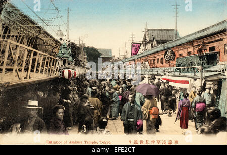 Giappone, Tokyo. Circa 1890-1910 cartolina colorata a mano. La famosa e affollata via dello shopping Nakamise-dōri, che conduce al tempio senso-ji di Asakusa. Foto Stock