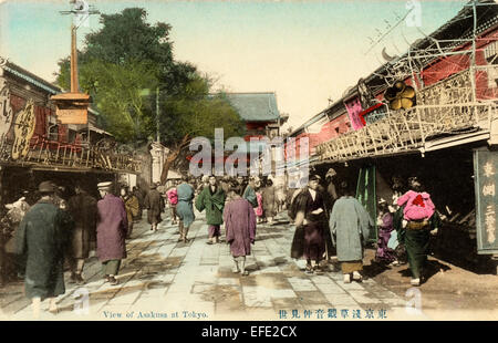 Giappone, Tokyo. Circa 1890-1910 cartolina colorata a mano. La famosa e affollata via dello shopping Nakamise-dōri, che conduce al tempio senso-ji di Asakusa. Foto Stock