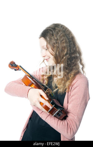 Ragazza giovane con la bionda capelli ricci detiene il violino in studio con sfondo bianco Foto Stock